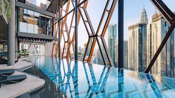 Kolam renang tertutup