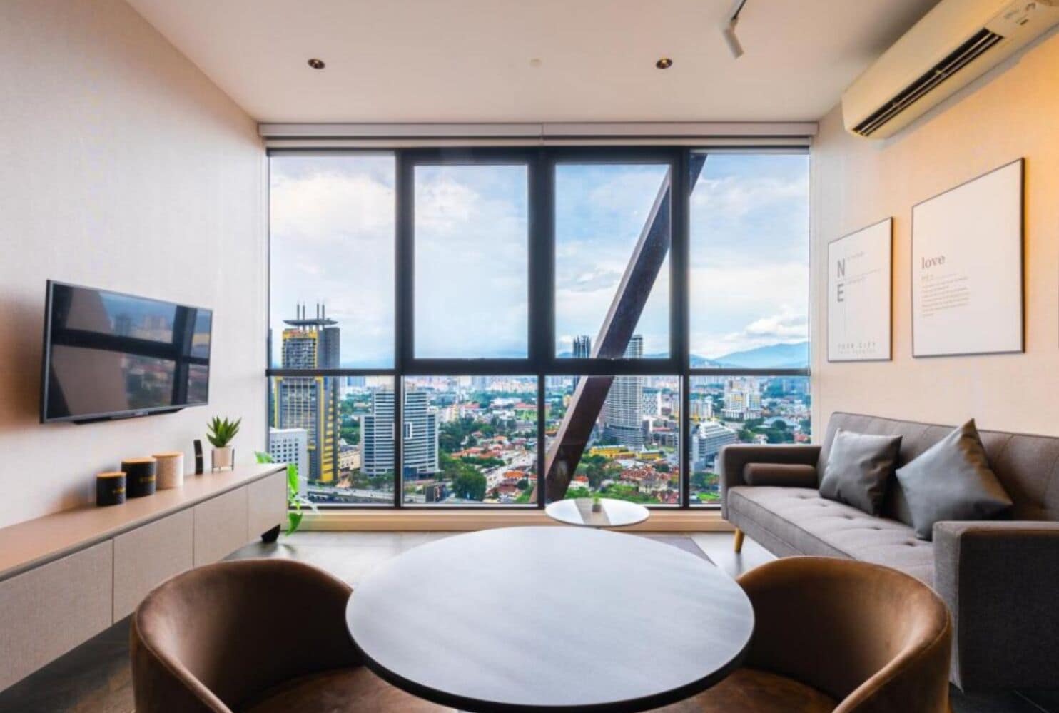 34-inch flat-screen TV with cable channels, Netflix, smart speakers