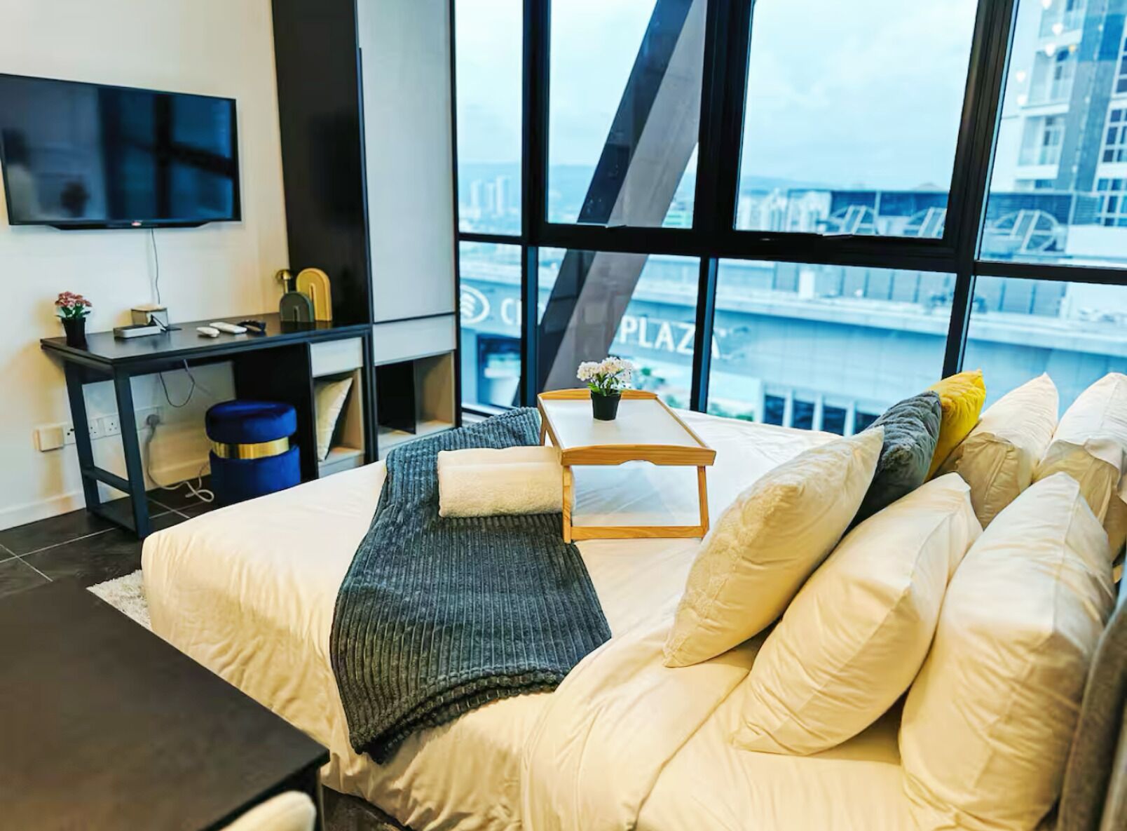 Separate bathtub and shower, free toiletries, hair dryer, towels