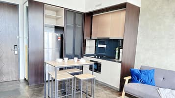 Premium Suite, 1 Bedroom, City View | 1 bedroom, soundproofing, free WiFi