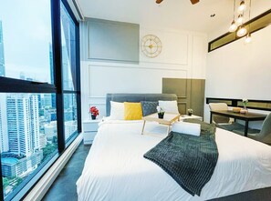 Separate bathtub and shower, free toiletries, hair dryer, towels - Scarletz Suites KLCC by Purple Orchid (Kuala Lumpur)