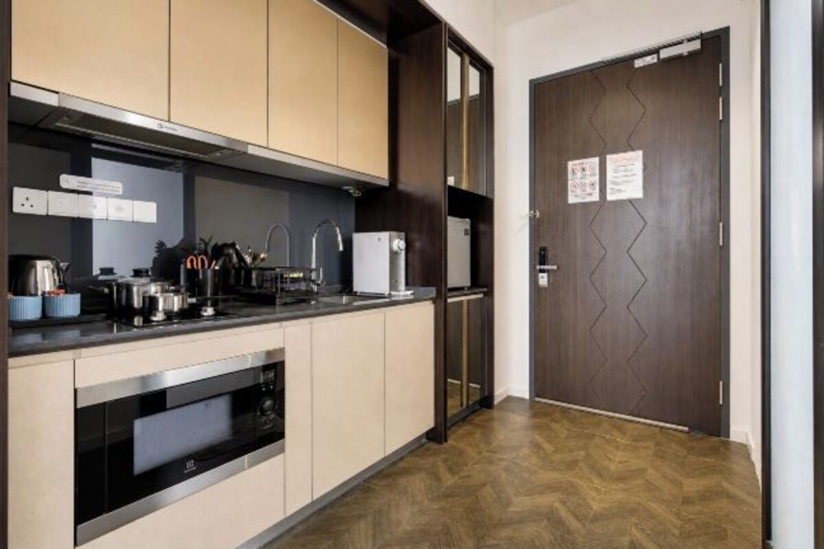 Private kitchen | Mini-fridge, microwave, oven, stovetop