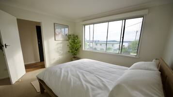 3 habitaciones, tabla de planchar con plancha, wifi y ropa de cama