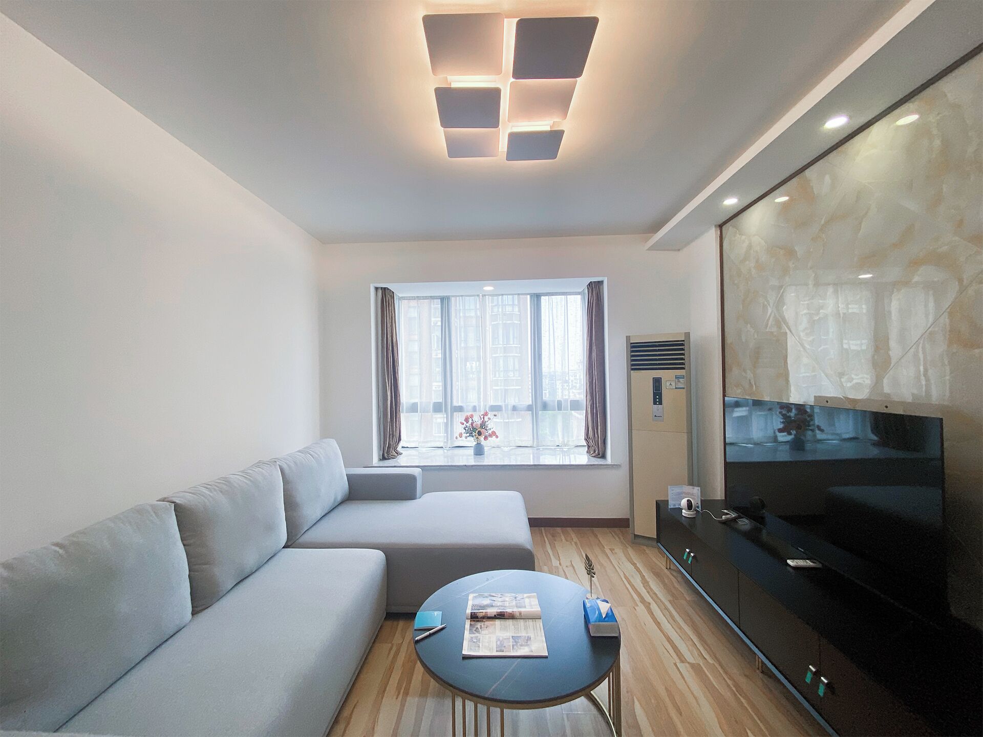 Apartamento, vistas a la ciudad | Zona de estar | Televisión de 55 cm con canales digitales