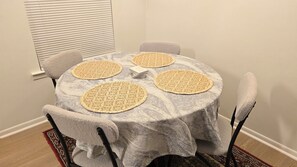 Dining - Comfortable 3-Bedroom Home in Mobile – Perfect for Families & Groups! (Mobile)