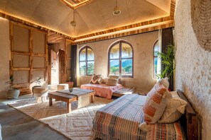 Suite, vistes a la vall | Vista del jardí