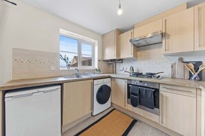 Een koelkast, een microgolfoven, een oven, een kookplaat