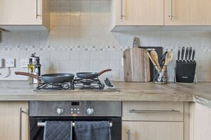 Een koelkast, een microgolfoven, een oven, een kookplaat