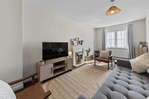 Smart TV, chimenea y oficina 