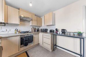 Een koelkast, een microgolfoven, een oven, een kookplaat