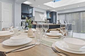 Dining - Leicester 4BR| M1/M69 | WiFi | Parking |Long Stays (Leicester)