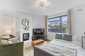 4 bedrooms, iron/ironing board, free WiFi, bed sheets - Leicester 4BR| M1/M69 | WiFi | Parking |Long Stays (Leicester)