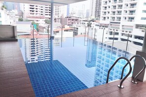 Outdoor pool - Icon Narindra Suites Hotel (Bangkok)