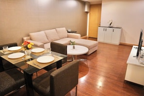 Living area - Icon Narindra Suites Hotel (Bangkok)