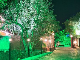 Fachada de la propiedad por la tarde o noche