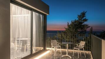 Deluxe Penthouse, Sea View | 1 bedroom, blackout drapes, soundproofing, free WiFi