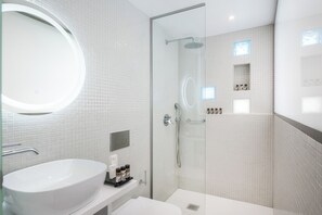 Deluxe Double Room, Balcony, Sea View | Bathroom | Shower, free toiletries, hair dryer, bathrobes