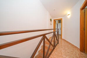 Interior - 4-bed Villa, Sleeps 8, Pets Ok & 10 min to Beach (Los Alcazares)