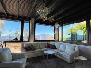 Smart TV, books - Villa Sofia (Piemonte)