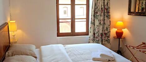 5 bedrooms, WiFi, bed sheets