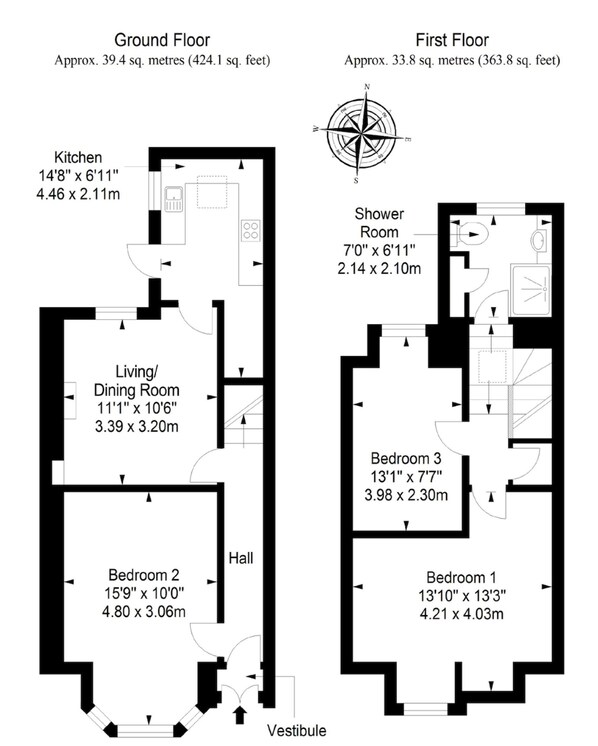 Plano de planta de una casa con planta baja y primer piso. La planta baja incluye cocina, sala de estar y comedor, dos dormitorios, un vestíbulo y un recibidor. El primer piso tiene un cuarto de baño, tres dormitorios y un baño.