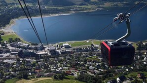 A cable car system with a view of a lake and a town below. - Entire Single-family Home - Centrally Located in Voss (Voss)