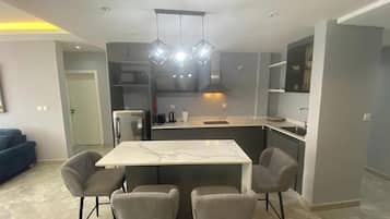 Microwave, cookware/dishes/utensils