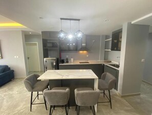 Microwave, cookware/dishes/utensils - Home Xperience Luxury Apartments (Limbé)