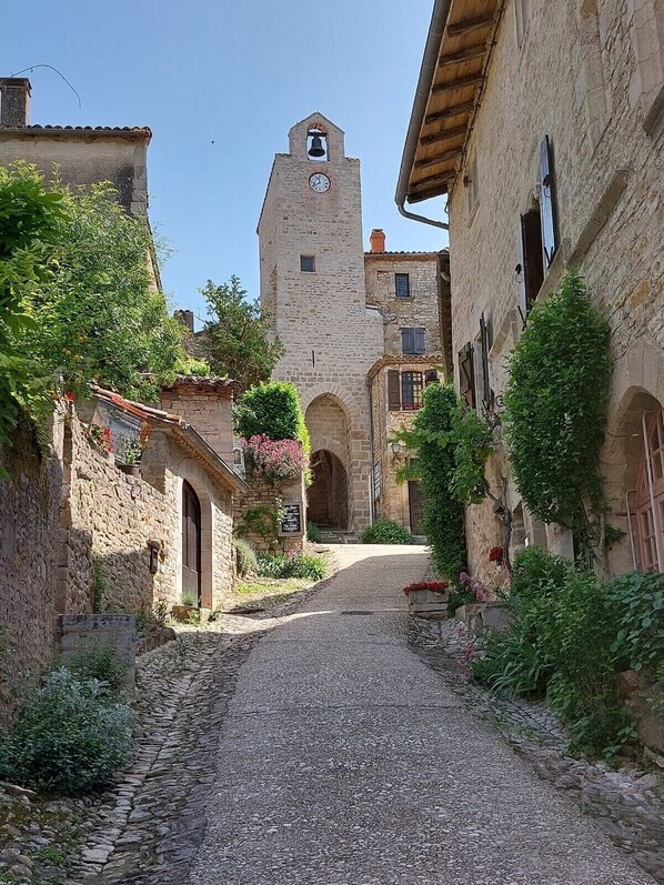 Exterior - La Cachette des Amoureux, Charming Stone House with Jacuzzi (Bruniquel)