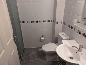 Shower, hair dryer, towels, toilet paper - EVERGREEN D4, Central Hisaronu Great Location! 3 bedroom, central yet quiet site (Hisaronu, Olu Deniz, Fethiye)