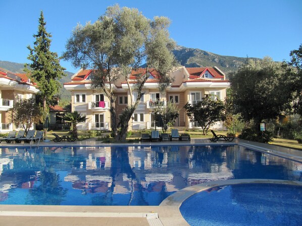 Outdoor pool - EVERGREEN D4, Central Hisaronu Great Location! 3 bedroom, central yet quiet site (Hisaronu, Olu Deniz, Fethiye)