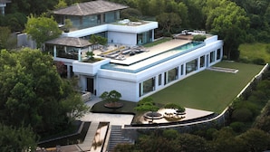 A modern two-story house with a rooftop pool, surrounded by lush greenery. - FU VALLEY (Changzhou)