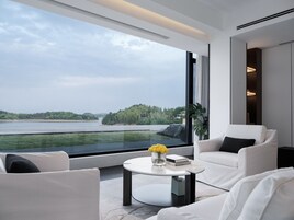 Ropa de cama de alta calidad, cubrecamas y minibar 