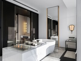 Ropa de cama de alta calidad, cubrecamas y minibar 