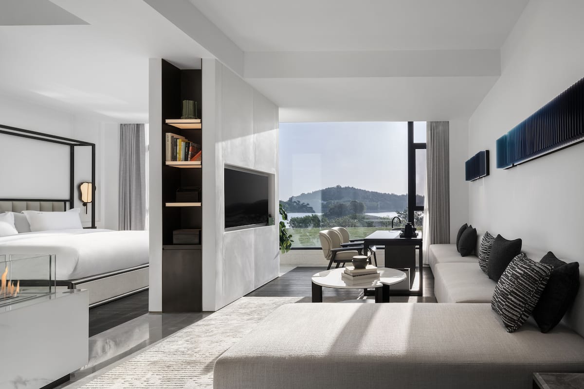 1 bedroom, premium bedding, down duvets, minibar
