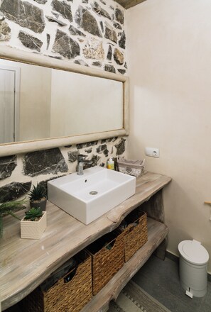 Sèche-cheveux, serviettes fournies, papier toilette