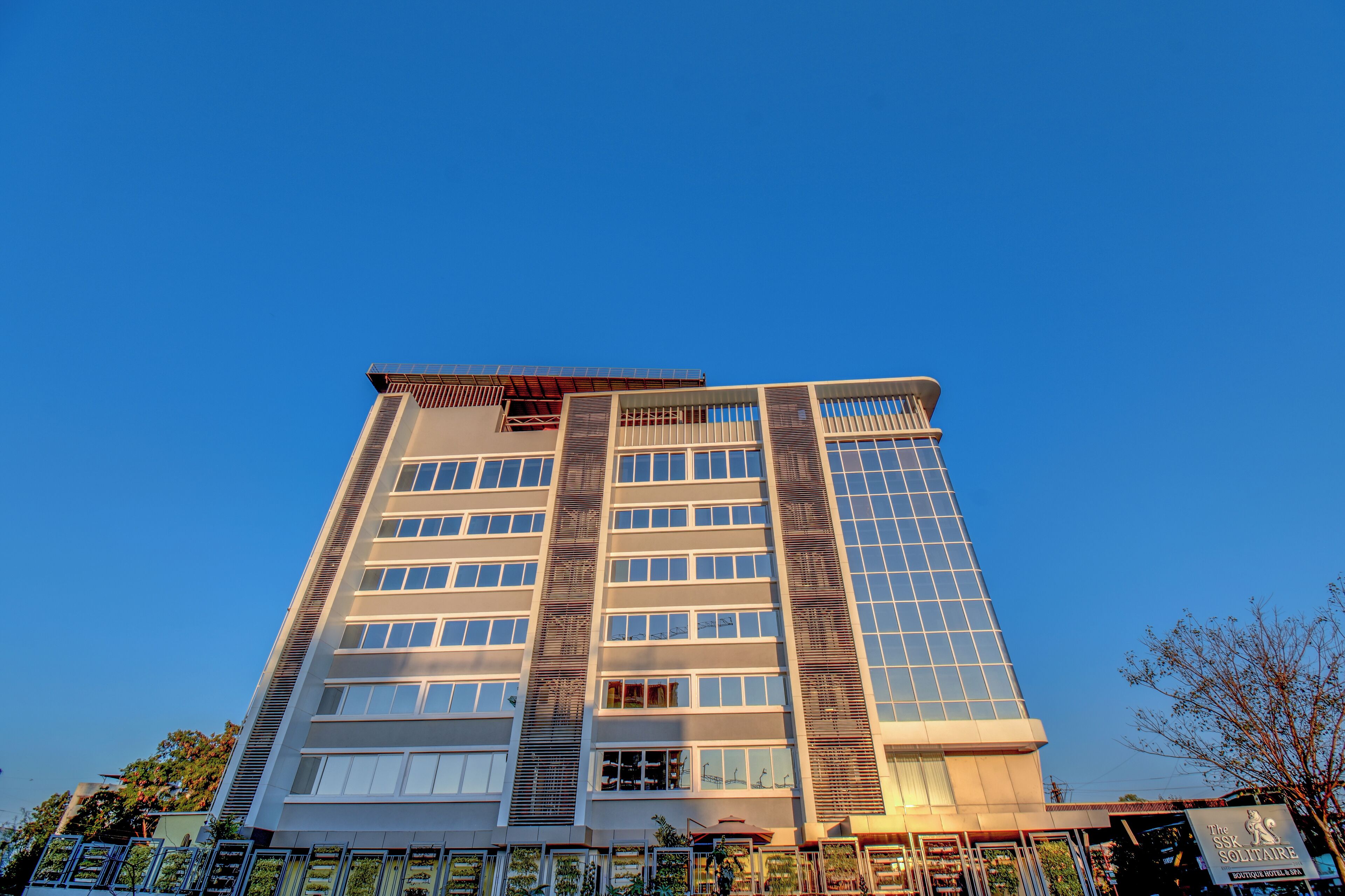 Un edificio alto y moderno con varios pisos y ventanas grandes.