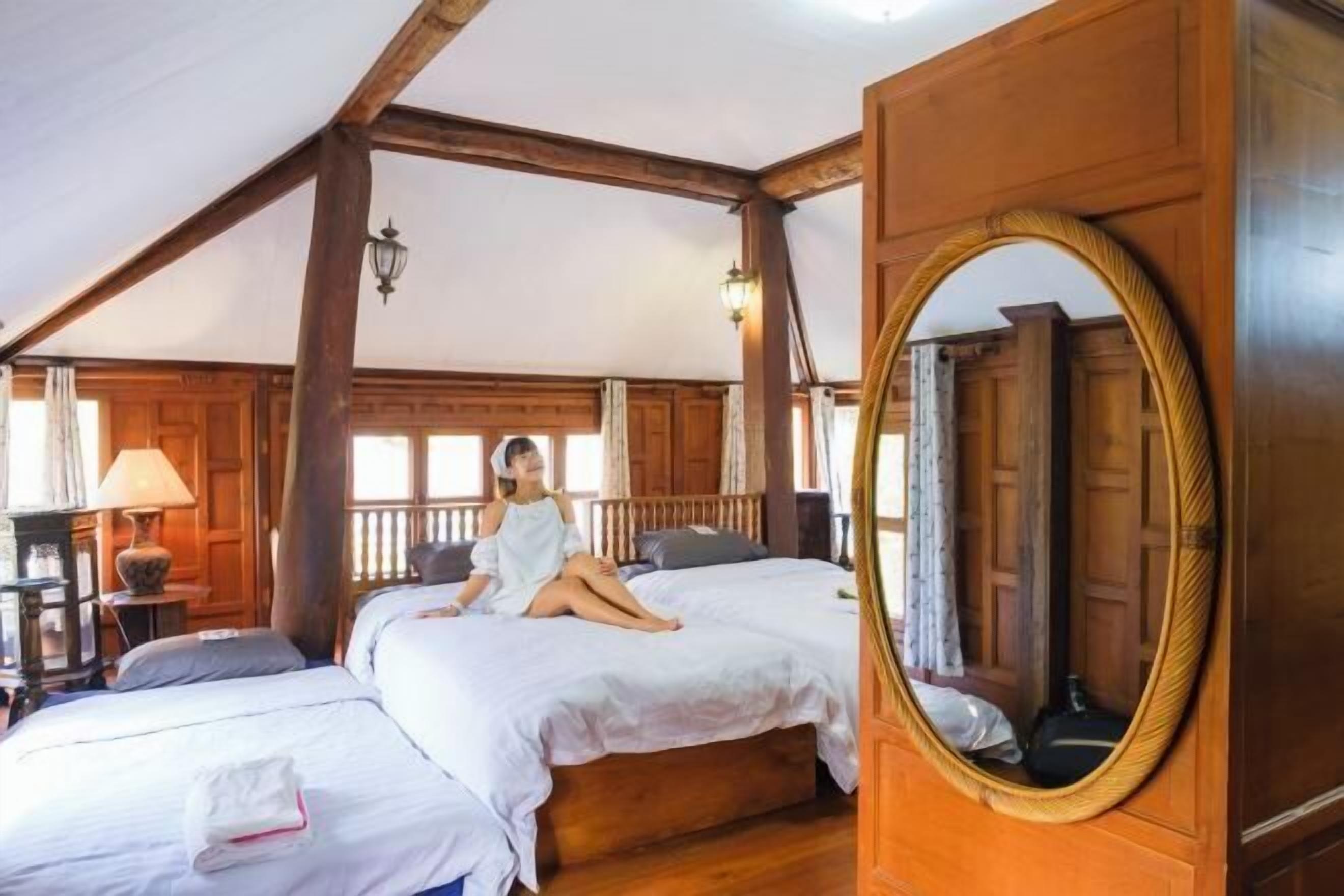 1 bedroom, desk, laptop workspace, soundproofing