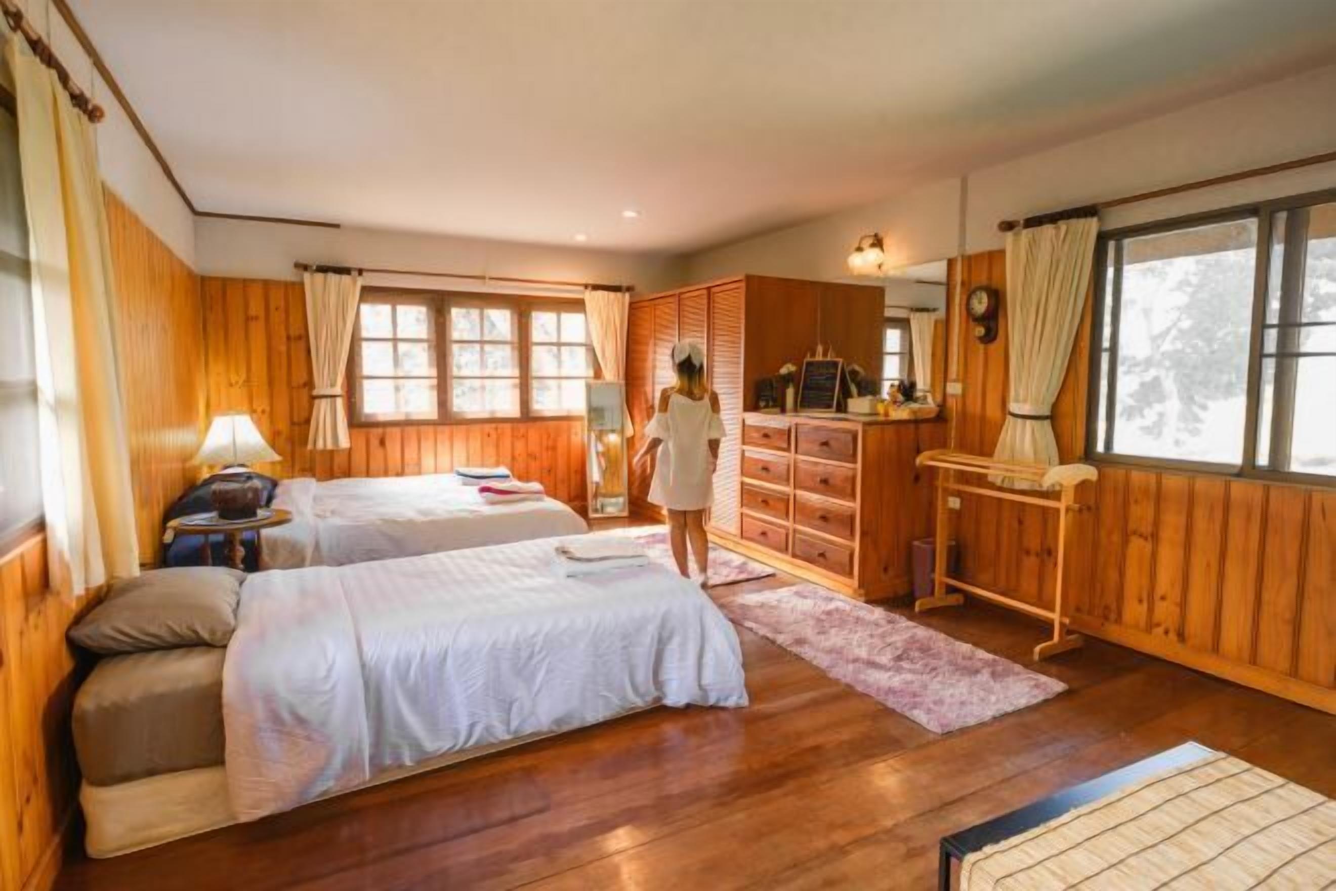 1 bedroom, desk, laptop workspace, soundproofing