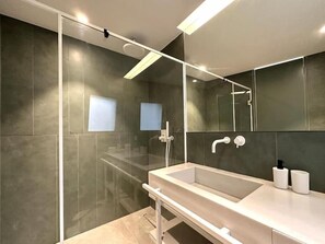 Appartement Confort, balcon, vue sur la ville | Salle de bain