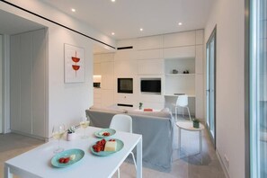 Apartamento Confort, balcón, vistas a la ciudad | Zona de estar