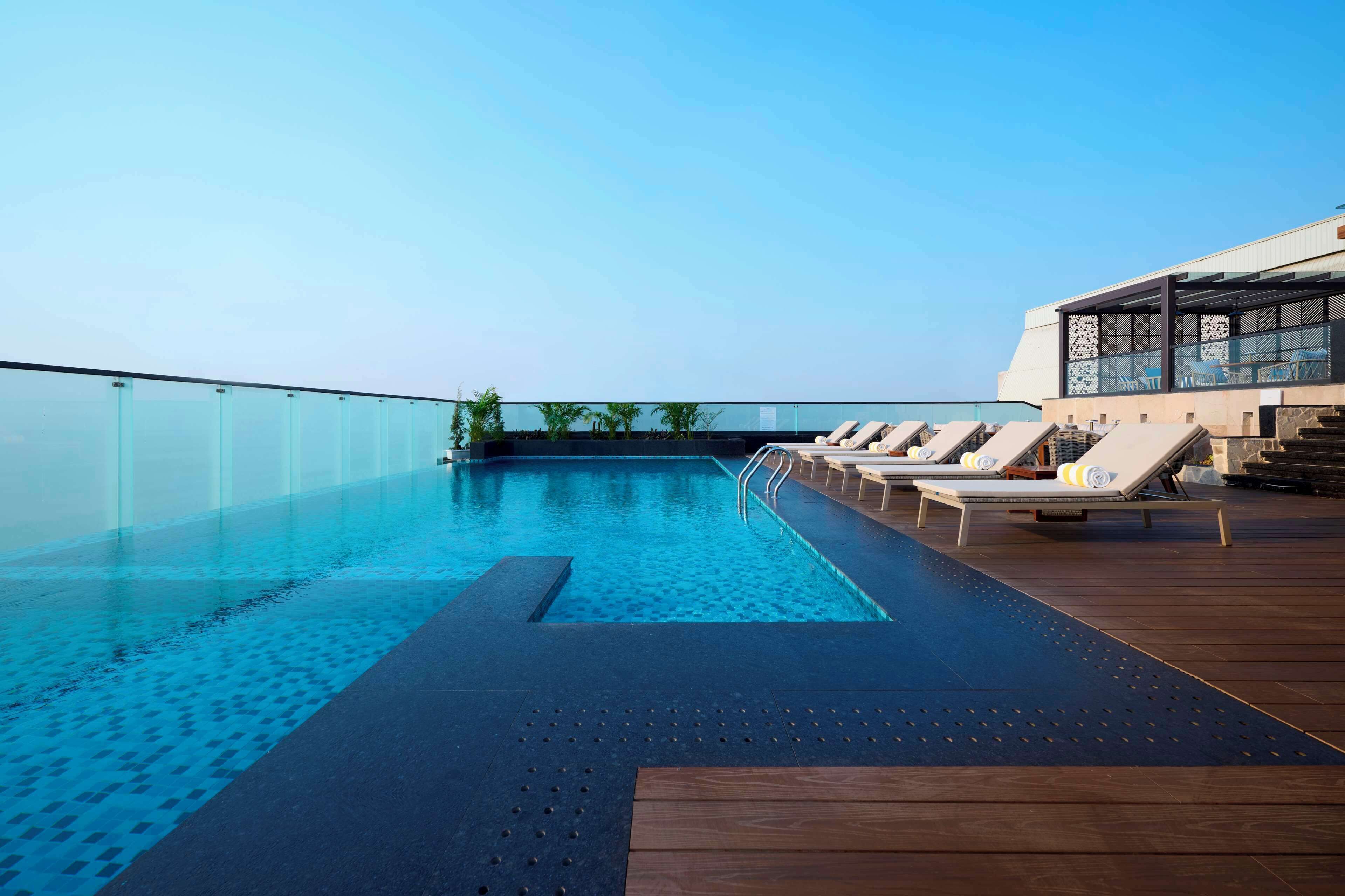 Piscine extérieure, parasols de plage, chaises longues