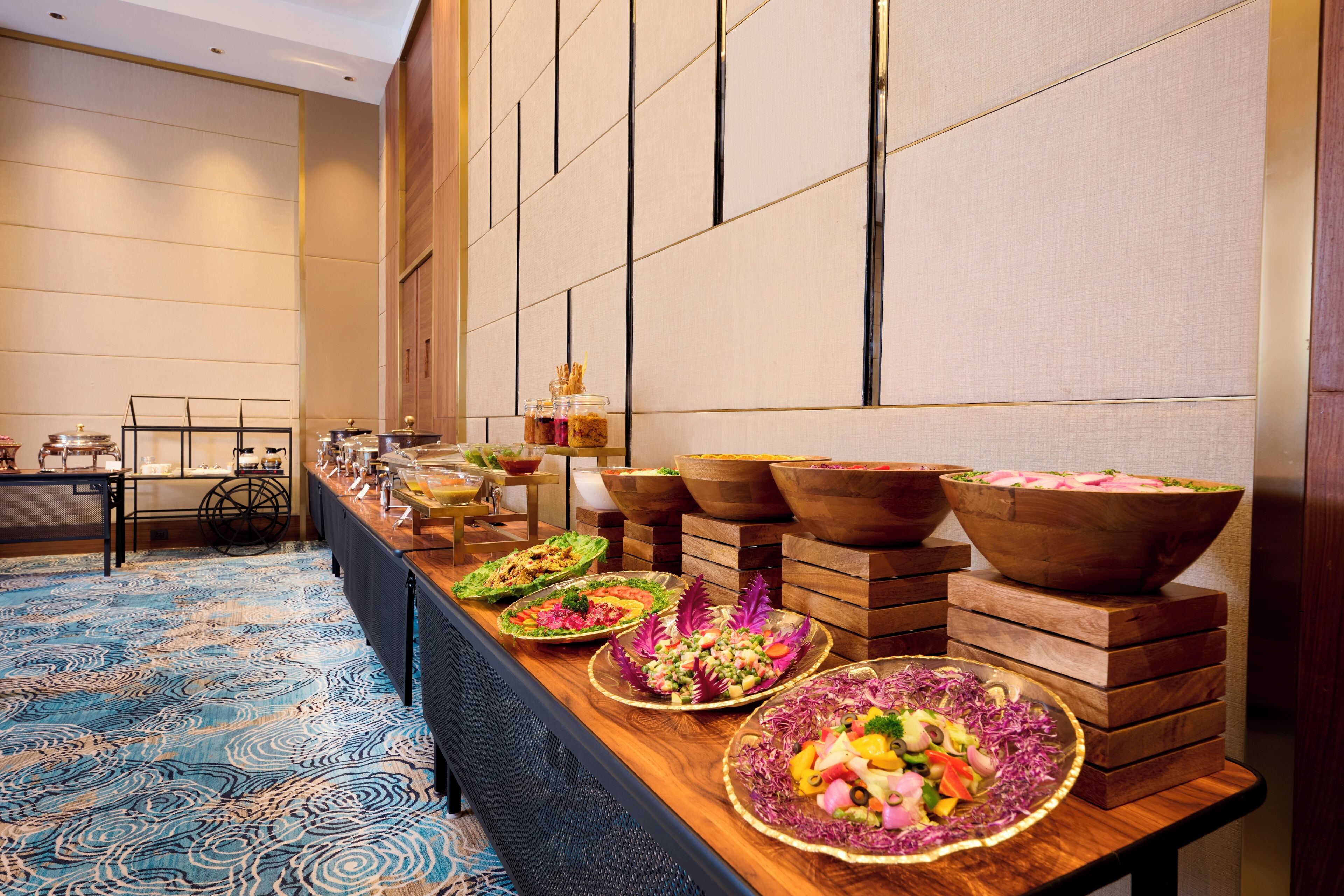 Un tavolo da buffet con diversi piatti e un tappeto decorato.