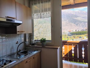Fridge, microwave, dishwasher, coffee/tea maker