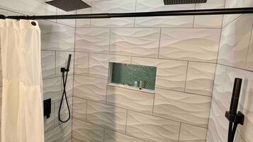 Signature studio, 1 kingsize bed, niet-roken, uitzicht op zwembad | Badkamer | Een douche, gratis toiletartikelen, handdoeken, zeep