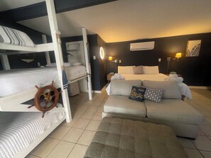 Signature Studio, 1 King Bed, Non Smoking, Pool View