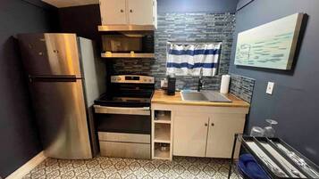 Estudio Signature, 1 cama de matrimonio grande, no fumadores, vistas a la piscina | Cocina privada | Frigorífico, microondas, horno y placa de cocina