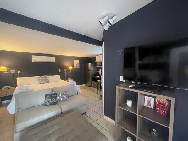 Studio Signature, 1 très grand lit, non-fumeurs, vue piscine | Décoration personnalisée, ameublement personnalisé