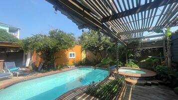 Una piscina al aire libre de temporada