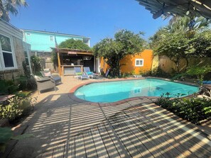 Studio có thiết kế đặc trưng, 1 giường cỡ king, không hút thuốc, quang cảnh hồ bơi | Quang cảnh từ phòng